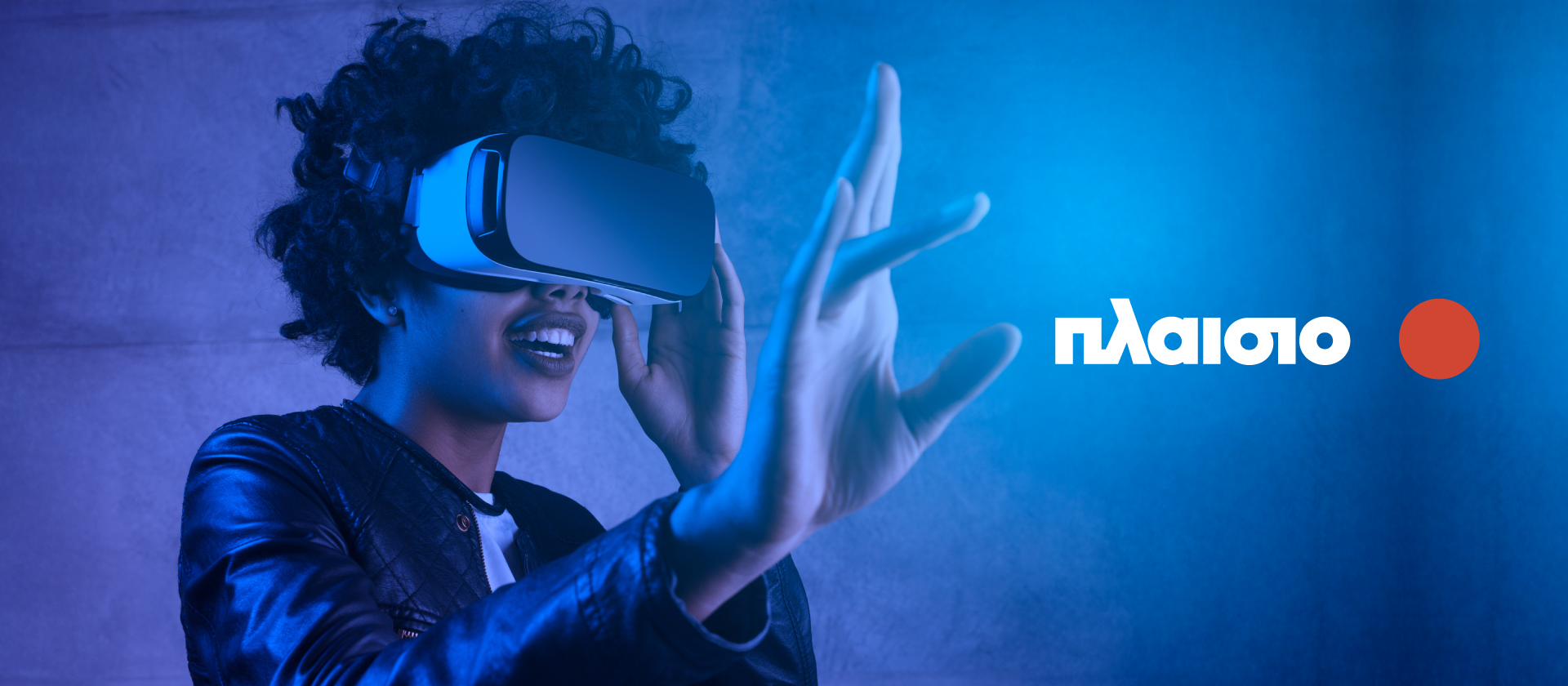 02 Plaisio Image with a woman wearing vr headset
